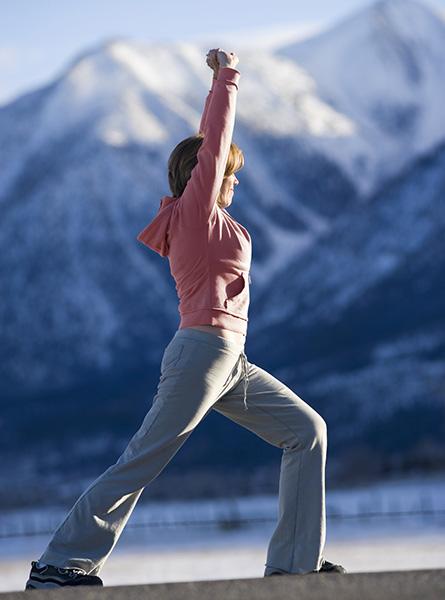 Une femme fait des exercices pour la prévention des muscles noués