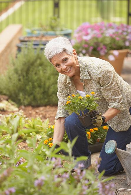 La femme fait du jardinage sans douleurs articulaires