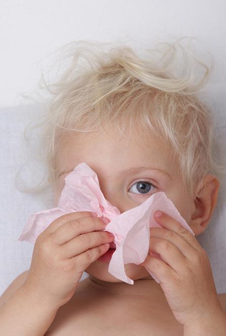 Un enfant souffre d'un rhume provoquant de la fièvre